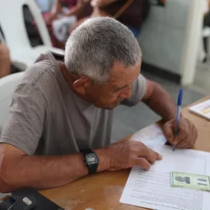 Agricultores familiares de Uibaí recebem títulos de regularização fundiária