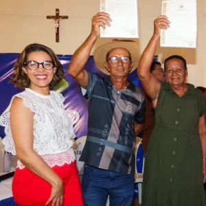 Baianópolis e Catolândia recebem 354 títulos de terra para agricultores familiares e ações de infraestrutura rural