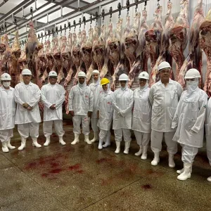 ADAB entrega certificado que autoriza Frigoalas a comercializar produtos em todo o Brasil