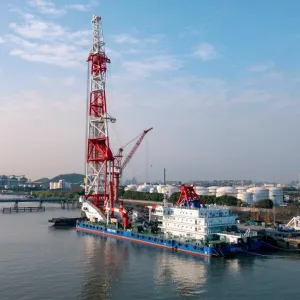Maior navio de cravação de estacas do mundo avança em rota para a construção da Ponte Salvador–Itaparica