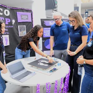 Projetos científicos e tecnológicos durante feira escolar