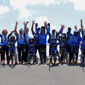 Projeto Pedal Bicicross abre 46 vagas gratuitas para adolescentes em Salvador  O Projeto Pedal Bicicross está com 46 vagas gratuitas abertas para jovens de 13 a 16 anos em Salvador. A iniciativa oferece aulas de iniciação ao BMX, modalidade olímpica do ciclismo, na pista de bicicross do Corsário, na orla da capital baiana. Há dez anos, o projeto promove o acesso ao esporte e à inclusão social. Atualmente, atende cerca de 200 alunos e conta com investimento superior a R$ 1 milhão do Governo da Bahia, por mei