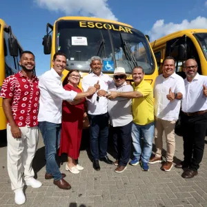 Jerônimo Rodrigues entrega 101 ônibus escolares rurais para ampliar transporte de estudantes em municípios baianos