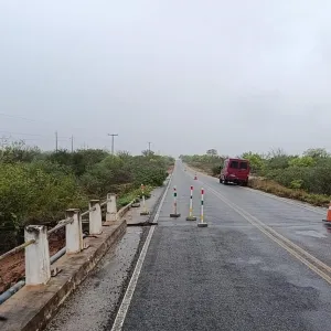 Sinalização da ponte sobre o Rio do Peixe