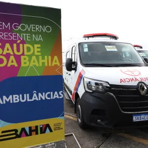 Entrega de 14 ambulâncias