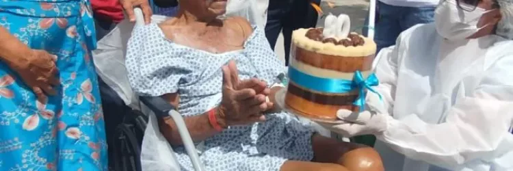 Paciente do Hospital Clériston Andrade ganha festa surpresa de 80 anos