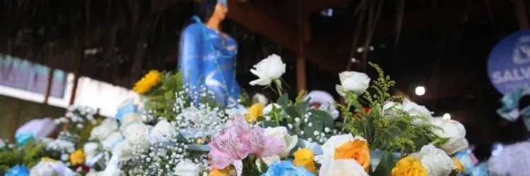 Governador acompanha cortejo na Festa de Yemanjá e entrega presente