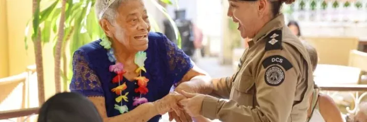 Bailinho de Carnaval da PM leva alegria para lares de idosos de Salvador