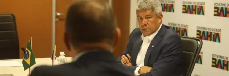 Governador faz escuta ao prefeito de Presidente Tancredo Neves e entrega ônibus escolares e ambulância para o município