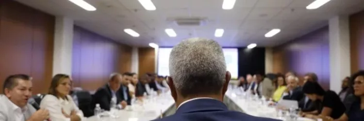 Governador recebe novo prefeito de Tanhaçu para planejar o desenvolvimento e entregar equipamentos ao município