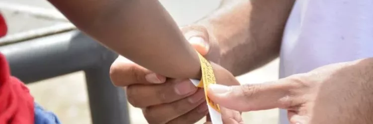 Plantão Integrado distribui pulseiras de identificação e segurança a crianças e pessoas com surdez