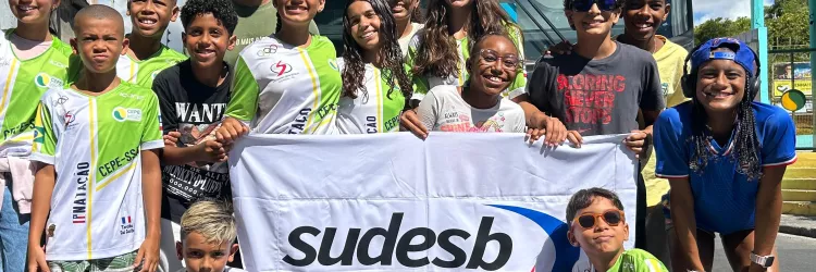 Delegação baiana de natação de base disputa torneio regional em Maceió com transporte concedido pela Sudesb