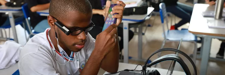 estudante cego utiliza óculos OrCam MyEye, em sala de aula