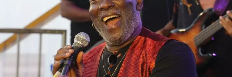 Lazzo Matumbi leva clássicos da música baiana ao Pelourinho e exalta ancestralidade