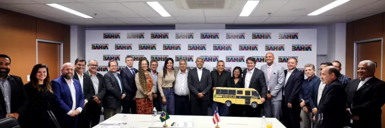 Governo do Estado anuncia novos investimentos e entrega ônibus escolar para Mata de São João