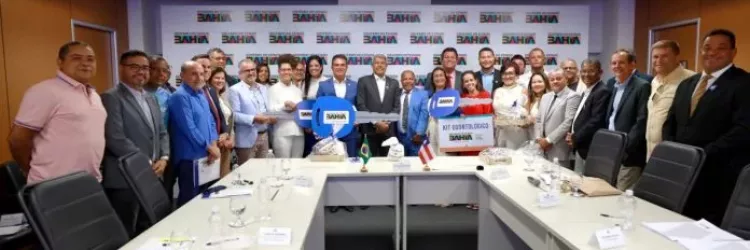 Governador se reúne com prefeito de Buerarema e entrega equipamentos para área da saúde e transporte