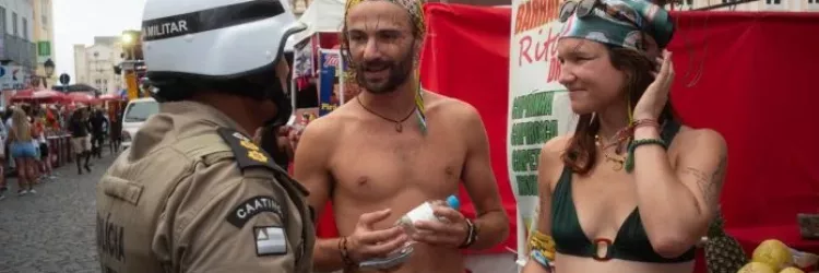 Policiais bilíngues orientam turistas de diferentes nacionalidades nos circuitos do Carnaval