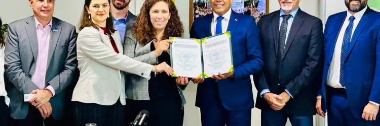 Termo Aditivo que o governador assinou com a Ministra Esther, prorrogando o prazo do acordo de cooperação técnica do antigo aeroporto de Vitória da Conquista - Fotos: Eduardo Aiache/GOVBA