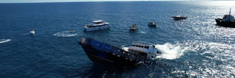 Ferryboat é afundado de forma controlada para fomentar o turismo de mergulho