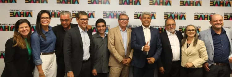 Em reunião com prefeito, Governo do Estado entrega ambulância, ônibus escolar e equipamentos de saúde para Itapetinga