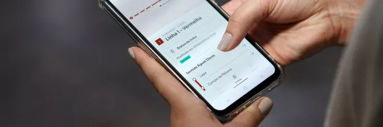 Governo do Estado e CCR Metrô lançam aplicativo para facilitar o uso do sistema metroviário de Salvador e RMS  Uma experiência que tem tornado o uso do metrô em Salvador e Lauro de Freitas mais prática chegou na tela dos smartphones neste mês de abril: o aplicativo CCR Mobilidade. Através de alguns cliques na tela do celular é possível recarregar o cartão, acessar informações em tempo real sobre o status das linhas, chegada do próximo trem e localizar estações e terminais próximos com a geolocalização. A in