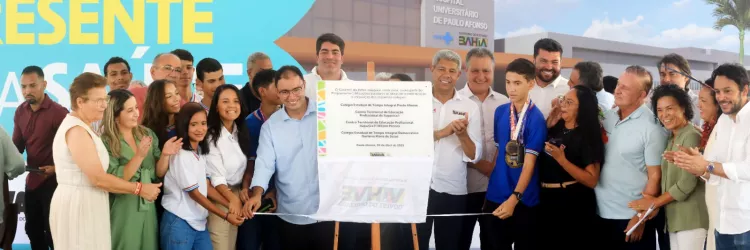 A agenda do governador Jerônimo Rodrigues em Paulo Afonso, nesta sexta-feira (4), também foi marcada por importantes investimentos na educação. Com recursos que somam mais de R$ 47 milhões, foram inauguradas as modernizações do Centro Territorial de Educação Profissional (CETEP) Itaparica I, do CETEP Itaparica II Wilson Pereira, do Colégio Estadual de Tempo Integral de Paulo Afonso (CETIBA) e do Colégio Estadual Carlina Barbosa de Deus. As obras incluem melhorias na estrutura física e adequações para o ensi