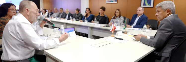 Governador se reúne com prefeito de Santana e entrega veículos e equipamentos para a saúde