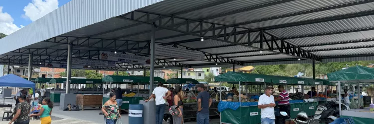 Nova estrutura da Feira Livre de Camacã garante mais conforto, segurança e valorização da agricultura familiar