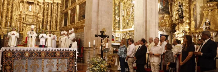 Governador Jerônimo Rodrigues participa de missa em sufrágio da alma do papa Francisco