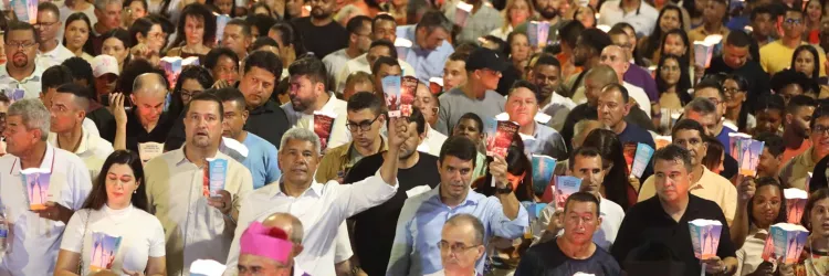 Jerônimo Rodrigues participa de missa e acompanha a tradicional Procissão do Fogaréu, em Serrinha