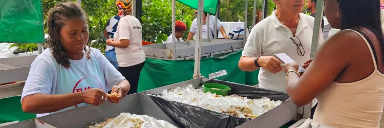Pescadoras artesanais da Gamboa comercializam mariscos com apoio do projeto Elas à Frente da Pesca