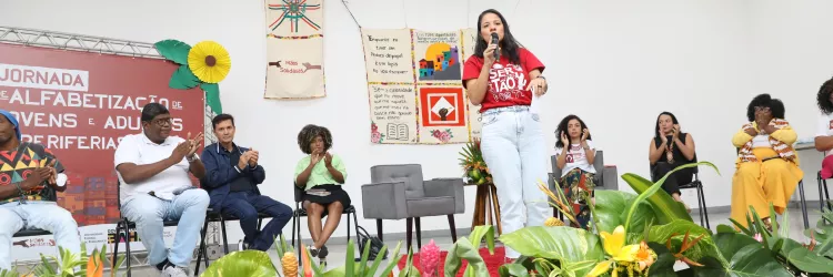 SEC debate estratégias para promover a alfabetização de jovens e adultos