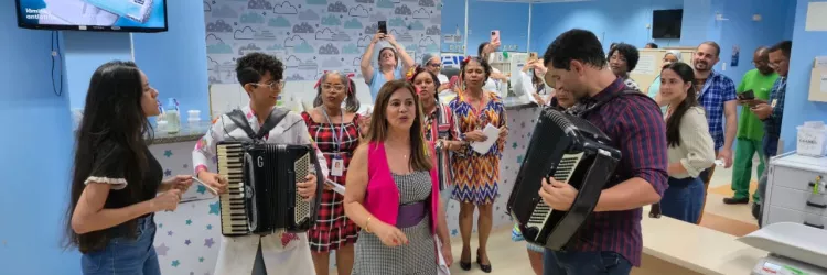 Médicos sanfoneiros levam forró para pacientes do Hospital Roberto Santos