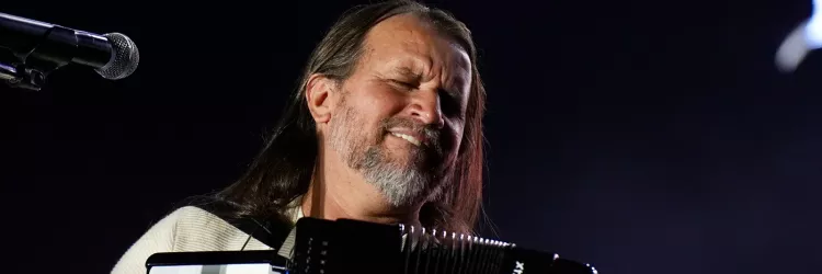 Forró romântico de Dorgival Dantas abre última noite do São João no Parque de Exposições de Salvador