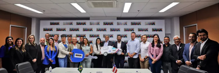 Governador entrega equipamentos para Prefeitura de Candeias e debate obras estruturantes para o município 