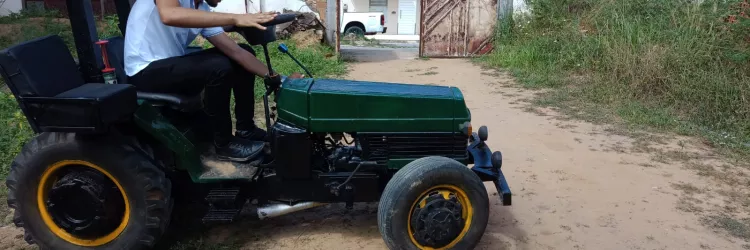 Estudante da EJA de Ribeira do Pombal constrói trator com materiais reaproveitados