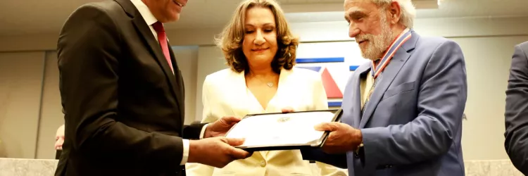 No TCE, Jerônimo Rodrigues prestigia entrega de medalha ao mérito na sessão de aposentadoria do conselheiro Antonio Honorato