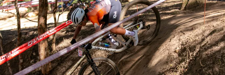 Ciclista baiana viaja para quatro competições internacionais na Europa com apoio do Governo do Estado  Mundial de ciclismo de montanha, no dia 12 de setembro, na Suíça, é o principal evento do roteiro de Anna Vitória  Quem ver o roteiro de viagem da ciclista Anna Vitória à Europa pode até pensar que se trata de um belo passeio de bicicleta, mas na real não é esse o propósito da atleta: a jovem embarca dia 10 de agosto para o velho continente com o propósito de participar de quatro competições internacionais