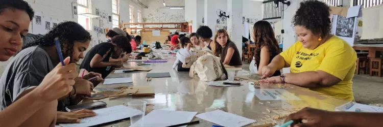 Coletiva Xiló movimenta o MAM-BA com residência artística voltada à xilogravura e às narrativas femininas   Projeto promove arte, diálogo e fortalecimento de mulheres por meio de técnica dominada por artistas masculinos   O Museu de Arte Moderna da Bahia (MAM-BA) recebe a Residência Artística Coletiva Xiló: Mulheres que gravam histórias. O projeto une sete mulheres de diferentes trajetórias e territórios, com a proposta de dar visibilidade à presença feminina na xilogravura - um campo historicamente marcado