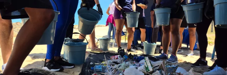 Com apoio da Sema, mutirão de limpeza na Praia da Barra recolhe mais de 2 mil itens em 30 minutos