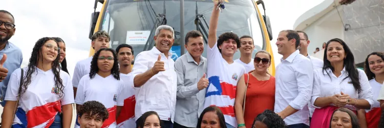 Em agenda regionalizada, governador entrega obras, equipamentos e assina pacote de obras para Adustina