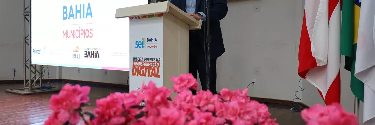 Secretaria da Administração lança SEI Bahia Municípios em Irecê  Iniciativa na área da transformação digital possibilita implantação do Sistema Eletrônico de Informações (SEI) e de serviços municipais na plataforma BA.GOV.BR  A Secretaria da Administração (Saeb) lançou, nesta quarta-feira (17), o projeto SEI Bahia Municípios em Irecê, distante 477 km de Salvador. O secretário da Pasta, Rodrigo Pimentel, junto com o prefeito Murilo Franca, assinaram o termo de cooperação técnica para viabilizar a implantação