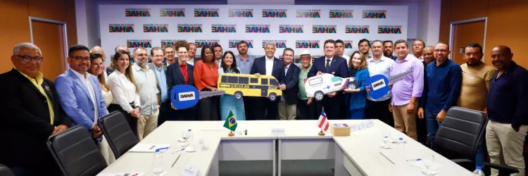 Estado entrega veículos para a saúde e ônibus escolar para o município de Iramaia