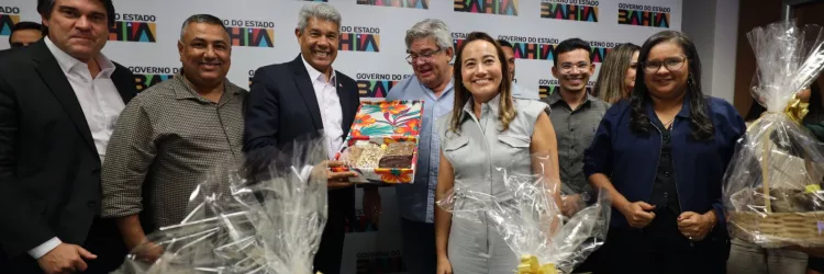 Governador se reúne com prefeita de Ribeira do Amparo e entrega ônibus escolar e veículos para TFD