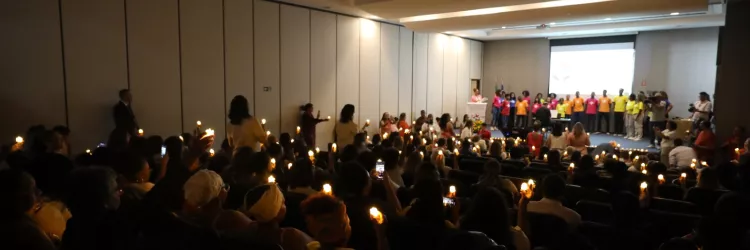 Dezenas de velas eletrônicas de led iluminaram o Auditório Jornalista Jorge Calmon, na Assembleia Legislativa da Bahia (Alba), no entardecer desta quarta-feira (15), Dia Mundial da Perda Gestacional, Neonatal e Infantil. A Celebração das Luzes, como a iniciativa é conhecida, é uma referência ao movimento global que surgiu em função da data, quando famílias enlutadas acendem velas, criando uma onda de luz contínua, ao redor do mundo, para homenagear e lembrar seus bebês que partiram, são amados e nunca serão
