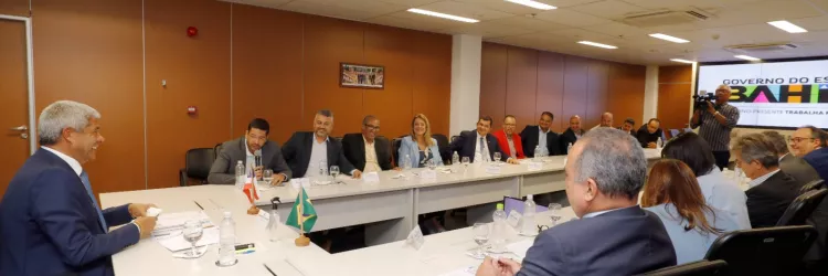 Governador assina ordem de serviço para restauração da BA-052 durante reunião com o prefeito de Irecê