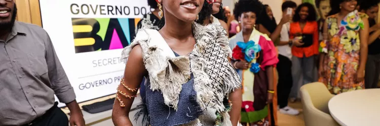 Desfile de estudantes marca início das ações do Novembro Negro na Secretaria da Educação