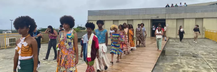 Estudantes da rede estadual de Salvador celebram raízes da cultura afro-brasileira com desfile