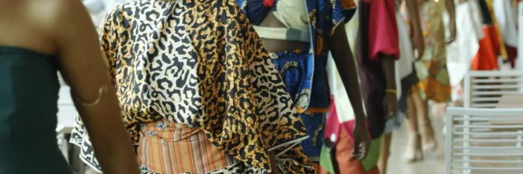 Estudantes da rede estadual celebram a cultura afro-brasileira com desfile de moda em shopping de Salvador