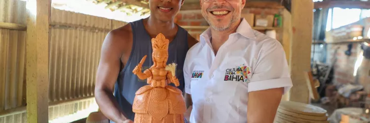 Wesley Souza, artista do Recôncavo, ganha destaque ao ter escultura entregue a Maria Bethânia pelo Governo da Bahia